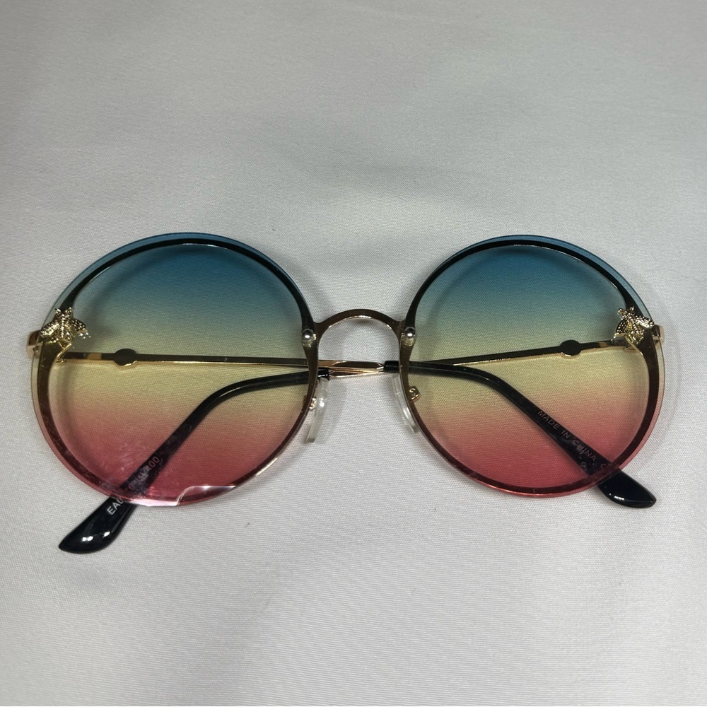 Round Gradient glasses with bumble bee charm